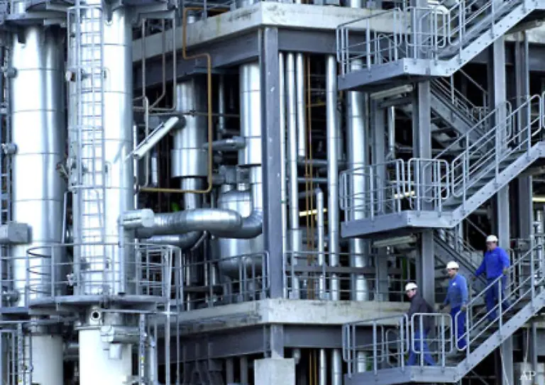 Die-Krise-der-Autobranche-schlaegt-auch-auf-die-Chemieindustrie-durch-BASF-will-seine-weltweite-Produktion-um-bis-zu-25-Prozent-kappen