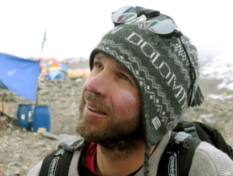 15-Juli-Im-Himalaya-stuerzt-der-Suedtiroler-Bergsteiger-Karl-Unterkircher-auf-dem-Nanga-Parbat-8126-Meter-in-eine-Gletscherspalte-Seine-Begleiter-Simon-Kehrer-und-Walter-Nones-werden-am-24-Juli-in-einer-dramatischen-Rettungsaktion-aus-6000-Metern-Hoehe-geborgen