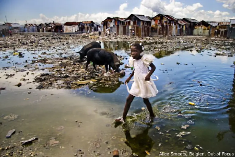 Diesjaehrige-Siegerin-ist-die-belgische-Fotografin-Alice-Smeets-Ihr-Bild-zeigt-ein-Maedchen-im-groessten-Slum-der-haitianischen-Hauptstadt-Port-au-Prince-Das-Bild-fuehrt-uns-den-Lebensmut-und-die-Energie-eines-Maedchens-vor-Augen-das-mitten-im-Elend-aufwaechst