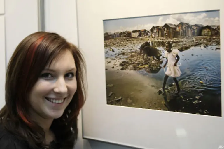 Kinder-in-den-aermsten-Verhaeltnissen-beweisen-oft-grosse-Staerke-sagt-UNICEF-Schirmherrin-Eva-Luise-Koehler-Das-UNICEF-Foto-des-Jahres-ist-ein-Appell-ihnen-unsere-Aufmerksamkeit-und-unsere-Unterstuetzung-zu-schenken