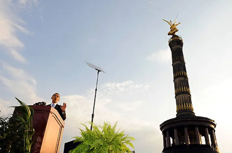 24-Juli-Der-demokratische-US-Praesidentschaftsbewerber-Barack-Obama-bekennt-sich-in-Berlin-an-der-Siegessaeule-in-seiner-einzigen-Rede-auf-seiner-Auslands-Wahlkampfreise-zu-einer-Welt-ohne-Atomwaffen-sowie-einer-neuen-globalen-Partnerschaft
