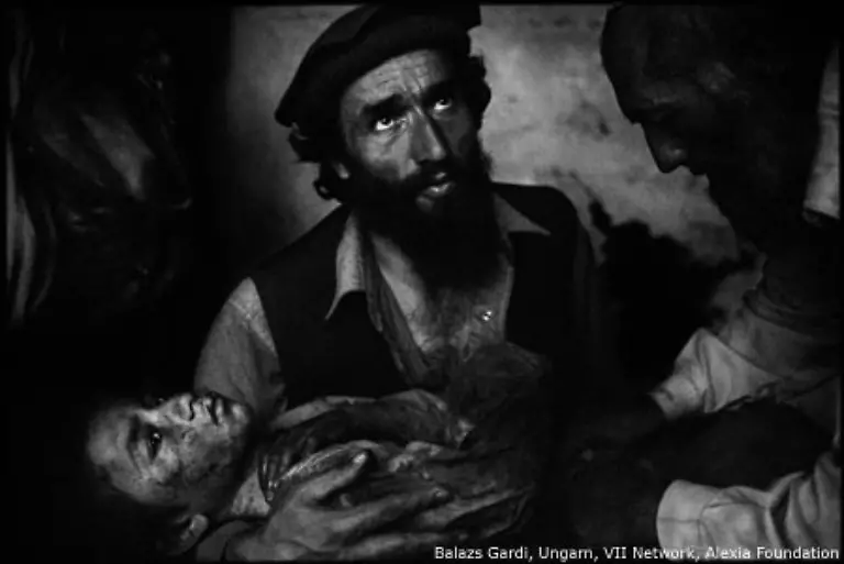 Der-dritte-Preis-geht-an-den-ungarischen-Fotografen-Balasz-Gardi-fuer-sein-Bild-eines-Mannes-im-Nordwesten-von-Afghanistan-der-sein-verletztes-Kind-im-Arm-haelt-Die-Fotoserie-aus-der-das-Bild-stammt-nennt-Gardi-Kollateralschaden