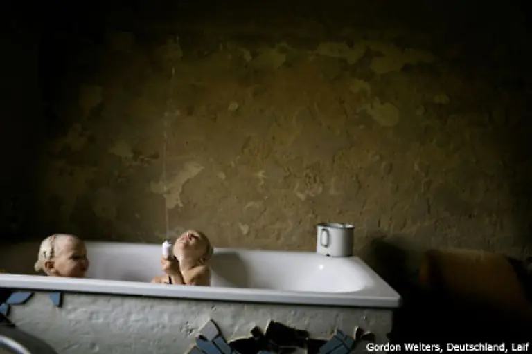 Gordon-Welters-von-der-Fotoagentur-Laif-fuer-sein-Bild-Leben-auf-Raedern-die-Wagenburg-Story-das-Kinder-in-einer-Wagenburg-in-Potsdam-zeigt