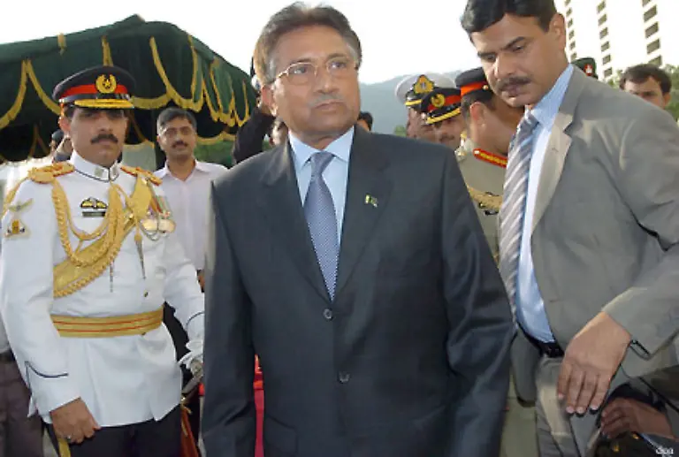 18-August-Der-umstrittene-pakistanische-Praesident-Pervez-Musharraf-tritt-zurueck-Mit-seinem-freiwilligen-Rueckzug-kommt-der-65-Jaehrige-einem-Verfahren-zur-Amtsenthebung-zuvor-das-die-Regierungskoalition-gegen-ihn-betreibt