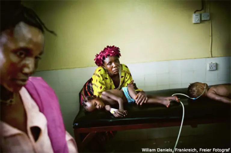 William-Daniels-fuer-sein-Bild-Bad-Air-Das-Bild-zeigt-eine-Mutter-in-Sierra-Leone-deren-Tochter-in-einem-fiebrigen-Malaria-Koma-liegt-die-Mutter-hofft-dass-sie-in-ein-Hospital-von-Aerzte-ohne-Grenzen-gebracht-werden-kann