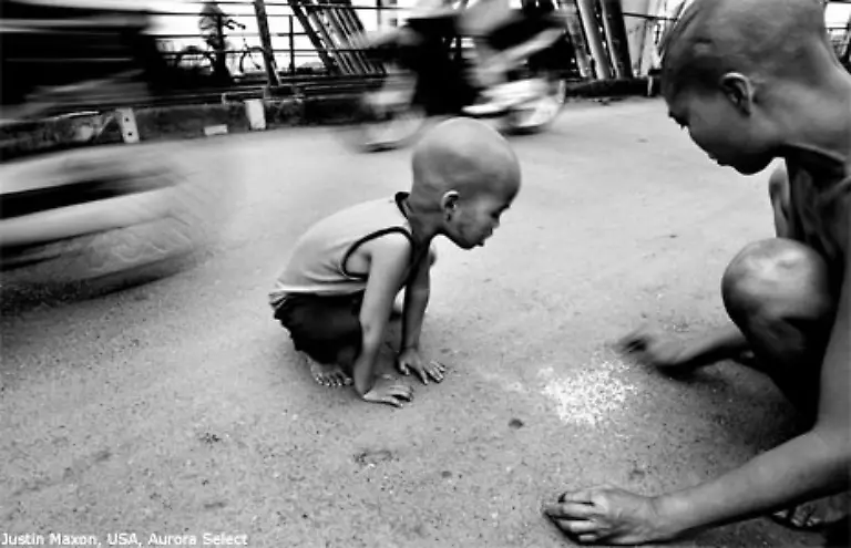 Justin-Maxon-fuer-sein-Bild-Mui-und-Pha-auch-Strassen-koennen-Heimat-sein-Die-Buddhistin-Mui-lebt-mit-ihrem-fuenfjaehrigen-Sohn-Pha-ohne-festen-Wohnsitz-in-Hanoi-Maxon-hatte-das-Gefuehl-zwei-gluecklichen-Menschen-begegnet-zu-sein-schreibt-UNICEF
