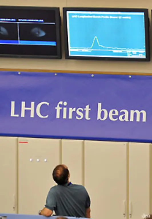 10-September-Im-Europaeischen-Zentrum-fuer-Teilchenphysik-CERN-bei-Genf-werden-erste-Strahlen-aus-Atomkernen-durch-den-fast-27-Kilometer-langen-Teilchenbeschleuniger-LHC-geschickt-die-groesste-Forschungsmaschine-der-Welt