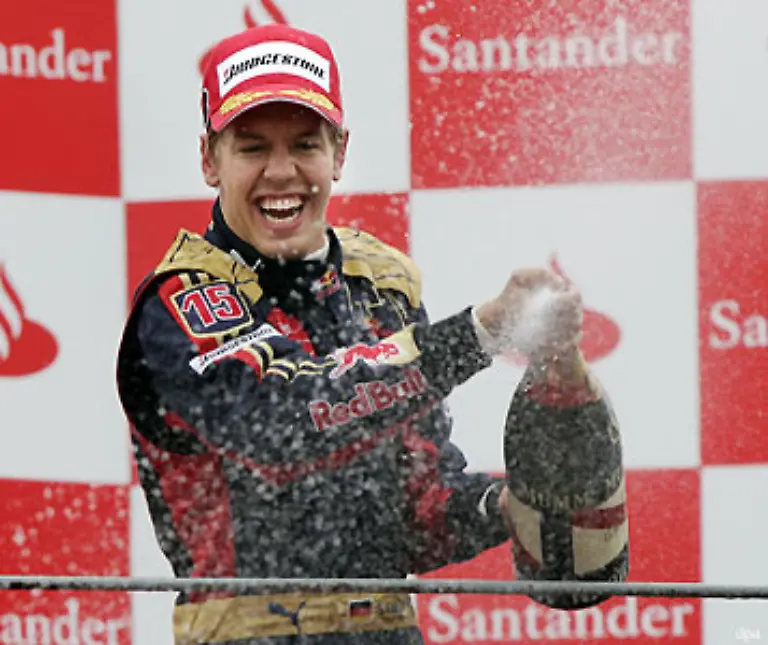 14-September-Sebastian-Vettel-feiert-beim-Grossen-Preis-von-Italien-in-Monza-den-ersten-Sieg-seiner-noch-jungen-Formel-1-Karriere-Der-Toro-Rosso-Pilot-aus-Heppenheim-ist-mit-21-Jahren-und-73-Tagen-der-bis-dahin-juengste-Sieger-in-der-Geschichte-der-Formel-1