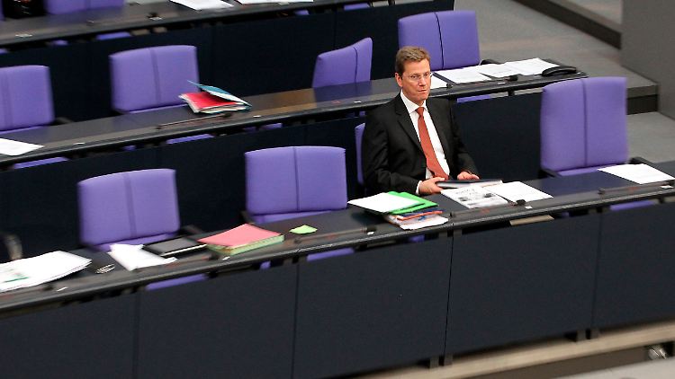 Außenminister Westerwelle allein auf der Regierungsbank.