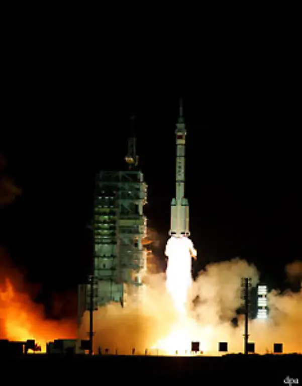 25-September-China-schickt-sein-Raumschiff-Shenzhou-VII-mit-drei-Astronauten-an-Bord-ins-All-Die-Mission-gilt-als-wichtiger-Schritt-zum-Bau-einer-chinesischen-Weltraumstation