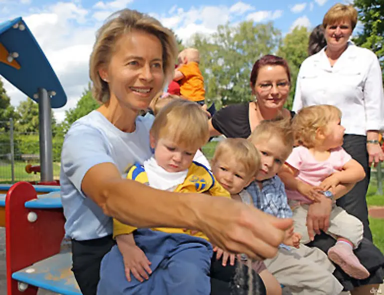 26-September-Der-Bundestag-verabschiedet-das-Kinderfoerderungsgesetz-Von-2013-an-wird-es-einen-Rechtsanspruch-auf-einen-Platz-in-einer-Kita-oder-bei-einer-Tagesmutter-geben-Am-7-November-billigt-der-Bundesrat-das-Kita-Gesetz
