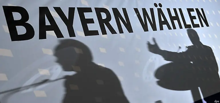 28-September-Verheerende-Stimmenverluste-bei-der-Landtagswahl-in-Bayern-beenden-die-Vorherrschaft-der-CSU-Die-Partei-sackt-auf-43-4-Prozent-ab-Als-Konsequenz-treten-Parteichef-Huber-Ministerpraesident-Beckstein-und-Generalsekretaerin-Haderthauer-zurueck