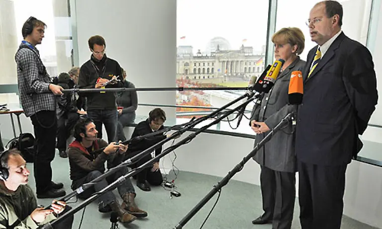 5-Oktober-Angst-um-die-Banken-Bundeskanzlerin-Angela-Merkel-verkuendet-mit-Finanzminister-Peer-Steinbrueck-eine-Komplettgarantie-fuer-die-Spareinlagen-deutscher-Anleger