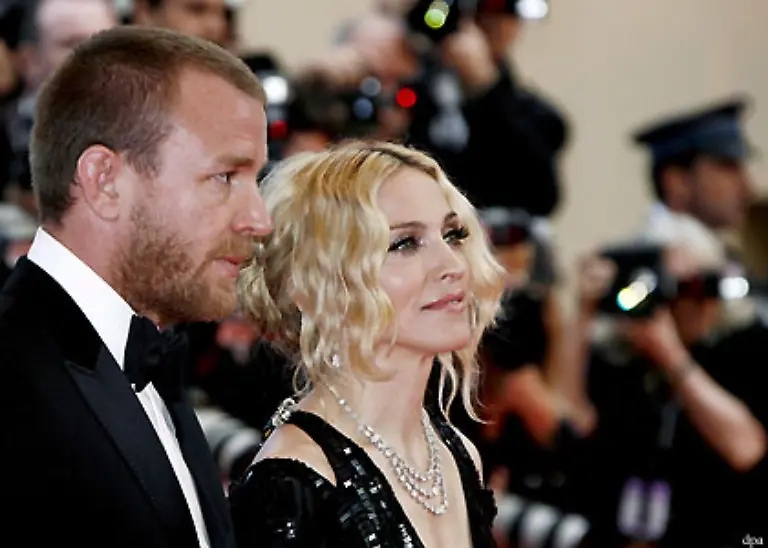 15-Oktober-Popsaengerin-Madonna-und-ihr-Ehemann-Guy-Ritchie-geben-ihre-Trennung-bekannt-Nur-einen-Monat-spaeter-am-21-November-wird-vor-dem-High-Court-in-London-das-vorlaeufige-Scheidungsurteil-gesprochen