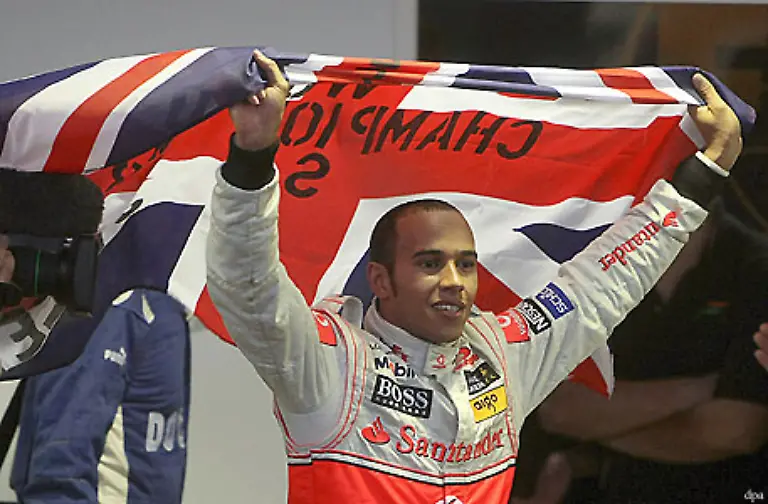 2-November-Der-23-jaehrige-Lewis-Hamilton-wird-juengster-Weltmeister-in-der-Formel-1-Geschichte-Der-britische-McLaren-Mercedes-Pilot-sichert-sich-beim-Grossen-Preis-von-So-Paulo-den-fuenften-Rang-und-verteidigt-damit-seine-Fuehrung-vor-Felipe-Massa