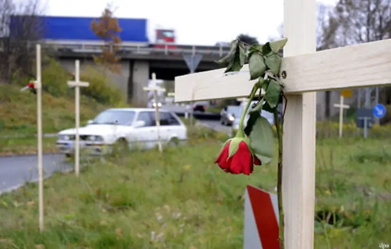 Bei-einem-Busunglueck-nahe-Hannover-kommen-20-Menschen-ums-Leben-Ihr-Reisebus-geht-auf-der-Autobahn-2-in-Flammen-auf-viele-aeltere-Fahrgaeste-koennen-sich-nicht-mehr-retten