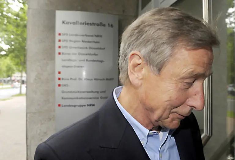 25-November-Der-ehemalige-Bundeswirtschaftsminister-Wolfgang-Clement-verlaesst-die-SPD-Wegen-SPD-kritischer-Aeusserungen-im-hessischen-Landtagswahlkampf-hatte-ihn-die-Schiedskommission-der-Bundespartei-geruegt