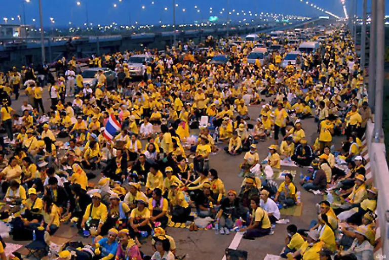 25-November-In-Thailand-legen-Regierungsgegner-den-internationalen-Flughafen-von-Bangkok-lahm-Die-Zahl-gestrandeter-Urlauber-und-Geschaeftsleute-steigt-innerhalb-einer-Woche-auf-landesweit-mehr-als-300-000