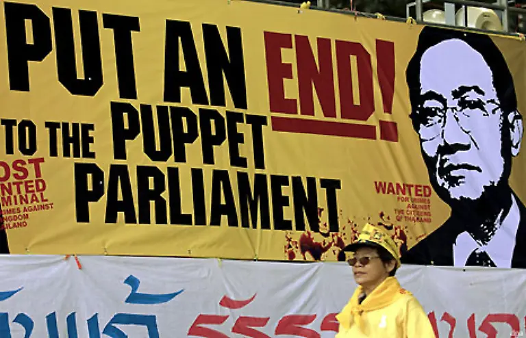 Am-2-Dezember-ordnet-das-Verfassungsgericht-die-Aufloesung-der-Regierungspartei-PPP-wegen-Wahlbetrugs-an-Regierungschef-Somchai-Wongsawat-muss-zuruecktreten