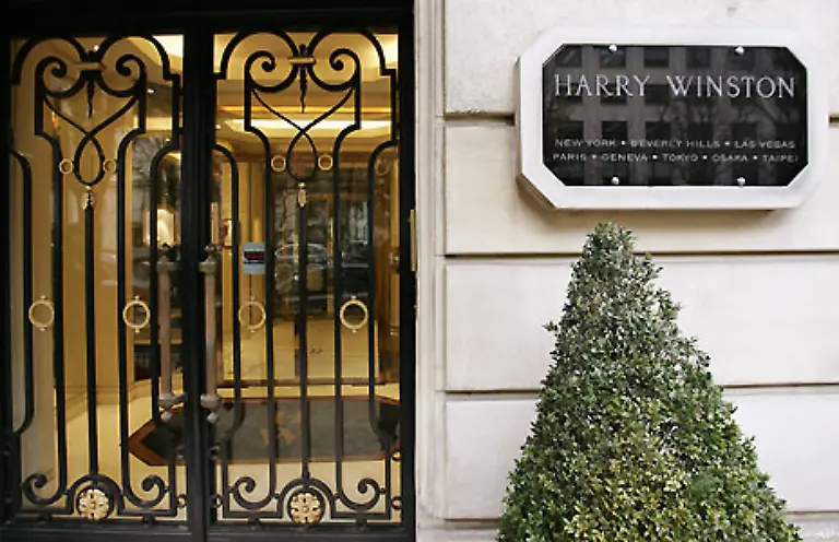 5-Dezember-Beim-Ueberfall-auf-den-Pariser-Luxusjuwelier-Harry-Winston-erbeuten-vier-Taeter-Schmuck-im-Wert-von-85-Millionen-Euro-Es-ist-der-groesste-Raub-in-der-Geschichte-Frankreichs-Der-Versicherer-Lloyd-s-setzt-eine-Million-Dollar-zur-Belohnung-aus