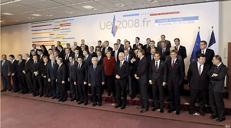 12-Dezember-Nach-hartem-Ringen-einigt-sich-der-EU-Gipfel-darauf-den-CO2-Ausstoss-in-der-Union-bis-2020-um-ein-Fuenftel-gegenueber-1990-zu-senken-Gegen-die-Wirtschaftskrise-soll-ein-Konjunkturpaket-von-etwa-200-Mrd-Euro-helfen