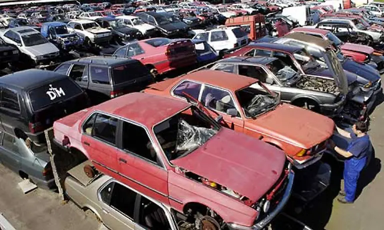 Dadurch-wird-der-Fahrzeugbestand-in-Deutschland-immer-aelter-Im-Schnitt-ist-ein-Auto-8-5-Jahre-alt-Das-ist-schlecht-fuer-die-Autoindustrie-Aber-nicht-verwunderlich-schliesslich-muessten-viele-Arbeitnehmer-fast-ein-ganzes-Jahresgehalt-fuer-ein-neues-Auto-zahlen