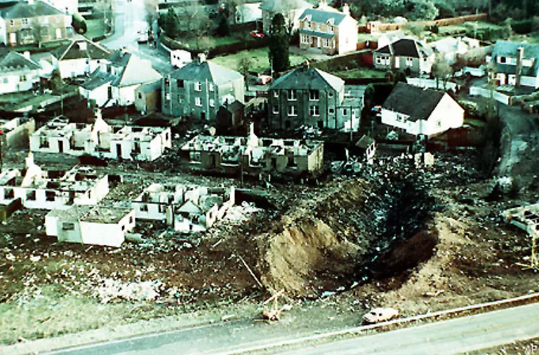 Truemmer-schossen-zur-Erde-die-meisten-fielen-auf-den-kleinen-Ort-Lockerbie