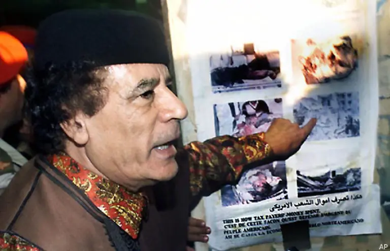 Der-libysche-Revolutionsfuehrer-Muammar-el-Gaddafi-hatte-seine-seit-November-1991-mit-Haftbefehl-gesuchten-Landsleute-erst-ausgeliefert-als-man-sich-auf-die-Niederlande-als-Prozessort-geeinigt-hatte