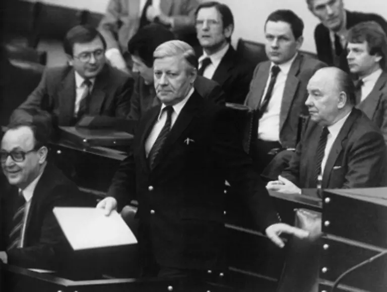 Er-habe-nie-ein-bestimmtes-Amt-oder-einen-Posten-im-Laufe-seiner-Karriere-angestrebt-erklaerte-er-oft-Erst-spaet-in-seinem-Buch-Ausser-Dienst-raeumt-Schmidt-im-Rueckblick-ein-unbewusst-vielleicht-doch-die-Karriere-geplant-zu-haben