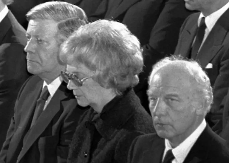 Und-das-ihm-vielleicht-auch-im-schwersten-Moment-seines-Lebens-eine-Hilfe-war-Als-er-entschieden-hat-das-Leben-eines-Menschen-dem-Wohle-des-Staates-zu-opfern