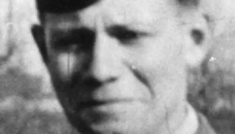 Schmidt-ist-von-Haus-aus-streng-erzogen-worden-sein-Vater-Gustav-hat-ihm-Haerte-und-Disziplin-auch-mit-dem-Rohrstock-beigebracht-Geboren-wird-Schmidt-am-23-Dezember-1918-kurz-nach-Ende-des-Ersten-Weltkriegs