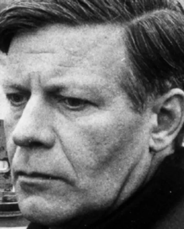 Die-patriotische-Ueberzeugung-laesst-Schmidt-nach-seinem-Abitur-1937-zum-Soldaten-werden-Die-NS-Ideologie-lehnt-er-zwar-ab-doch-um-seine-Offiziers-Karriere-nicht-zu-gefaehrden-verschweigt-er-dass-sein-Grossvater-ein-Jude-war