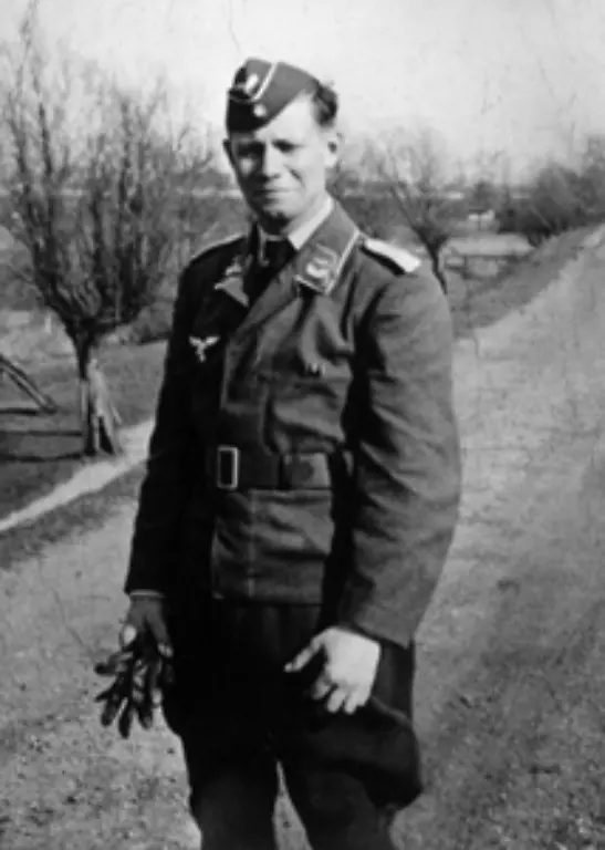 So-kommt-Helmut-Schmidt-1941-als-Offizier-an-die-Ostfront-wo-er-die-nach-eigenen-Worten-grosse-Scheisse-des-Krieges-erlebt-und-fuer-seinen-Einsatz-das-Eiserne-Kreuz-2-Klasse-erhaelt