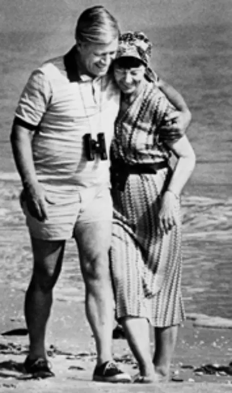 Bevor-er-zurueck-an-die-Front-dieses-Mal-im-Westen-versetzt-wird-heiratet-der-23-Jaehrige-1942-seine-ehemalige-Klassenkameradin-Hannelore-Loki-Glaeser