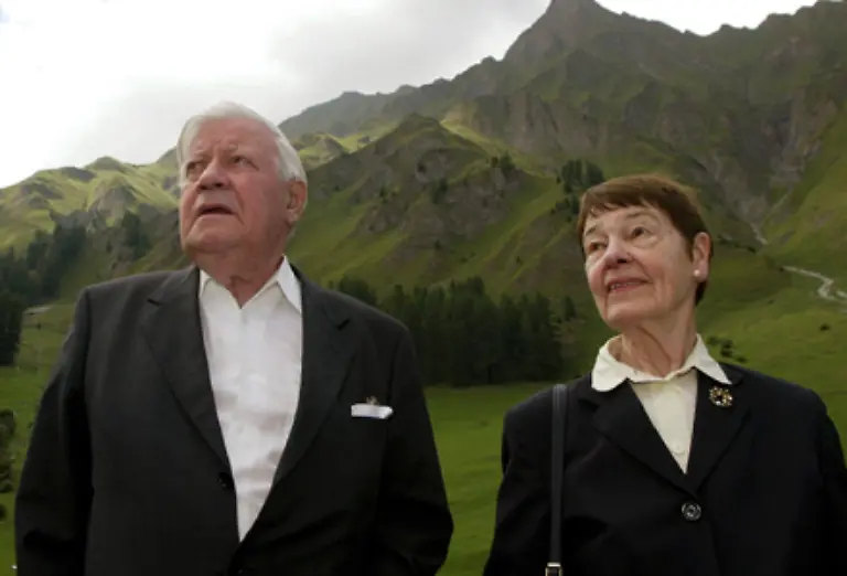 Eine-Ehe-die-schweren-Belastungen-standhalten-muss-privaten-und-oeffentlichen