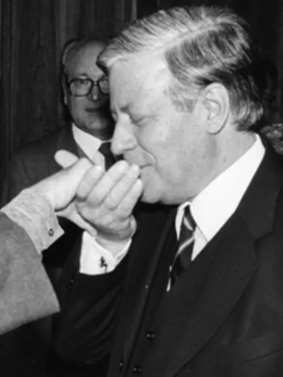 Sie-habe-ihren-Vater-als-einen-zwar-fernen-aber-liebevoll-zugewandten-Menschen-von-rustikaler-Zuneigung-erlebt-erklaert-die-Tochter-gegenueber-dem-Stern-Ihr-Vater-sei-es-auch-gewesen-der-sie-aufgeklaert-hat