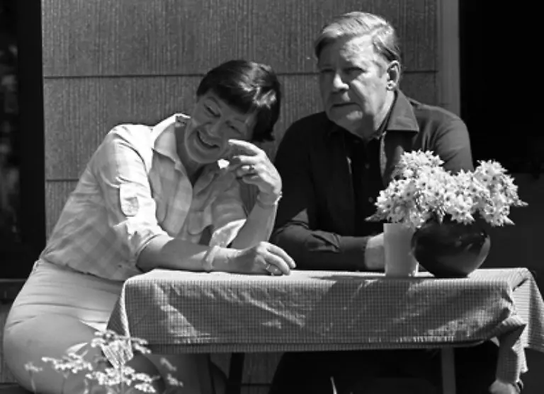 Mein-Mann-Helmut-und-ich-wir-waren-niemals-verliebt-in-dem-Sinne-Verliebtsein-ist-wie-ein-Feuer-aus-Reisig-und-Stroh-Dreck-und-Not-und-Kummer-wie-unsere-Generation-sie-erlebt-hat-verbinden-mehr-hat-Loki-einmal-ihre-Ehe-erklaert