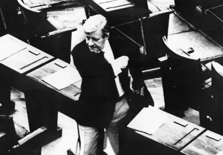 1953-zieht-er-das-erste-Mal-fuer-die-SPD-in-den-Deutschen-Bundestag-ein