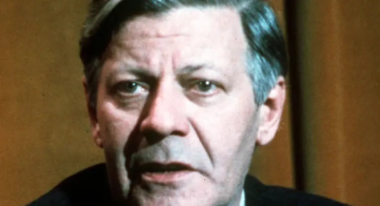 Nach-den-ersten-Schritten-in-die-Bundespolitik-kehrt-Schmidt-1961-als-Innensenator-nach-Hamburg-zurueck