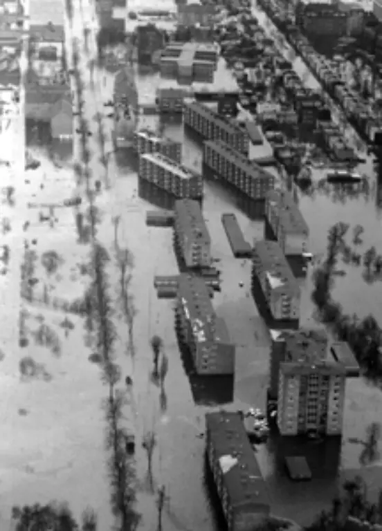 Hamburg-wird-von-einer-katastrophalen-Sturmflut-heimgesucht-es-schlaegt-die-Stunde-des-Krisenmanagers-Schmidt-nimmt-die-Koordination-der-Rettungsmassnahmen-persoenlich-in-die-Hand-Er-hilft-schnell-und-ohne-Ruecksicht-auf-die-Verfassung