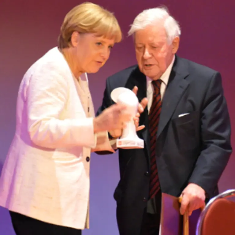 133-weil-er-es-durch-seine-Praesenz-schaffte-in-der-Stunde-der-Not-meiner-Familie-ein-ganz-wichtiges-Gefuehl-zu-vermitteln-Vertrauen-lobte-die-in-Hamburg-geborene-Bundeskanzlerin-Angela-Merkel-die-Rolle-des-ehemaligen-Innensenators