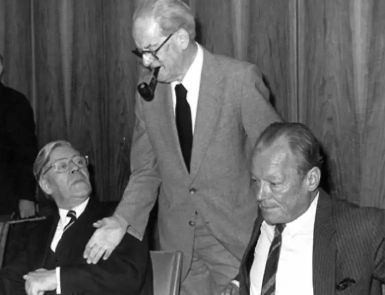 Bundeskanzler-Willy-Brandt-Fraktionschef-Herbert-Wehner-und-Verteidigungsminister-Helmut-Schmidt-von-rechts