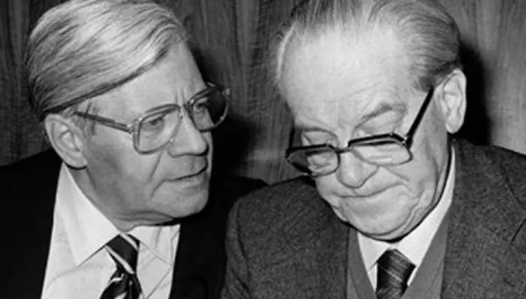 Wehner-hat-Schmidt-bereits-Ende-der-40er-Jahre-in-Hamburg-kennengelernt-Er-schaetzt-den-Fraktionschef-als-strengen-Moralisten-der-ihm-spaeter-in-seiner-Zeit-als-Bundeskanzler-bei-wichtigen-Entscheidungen-den-Ruecken-freihalten-wird