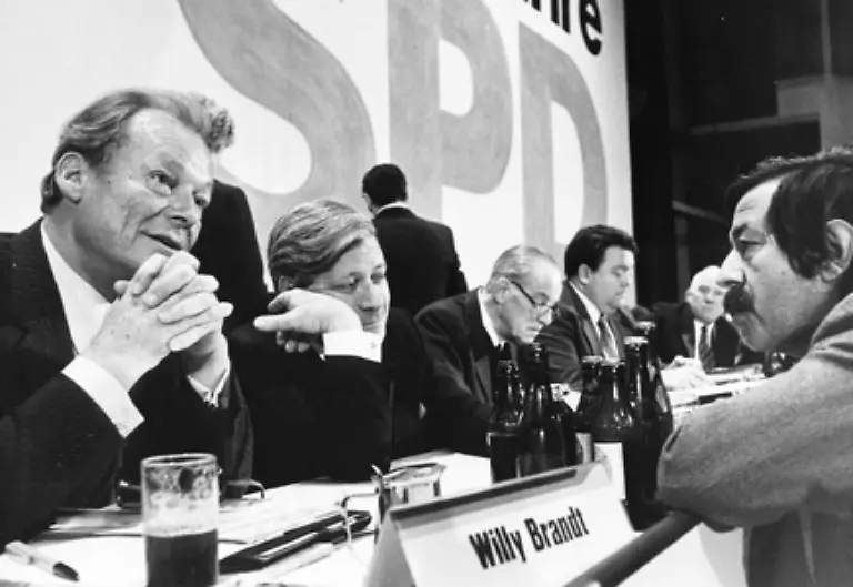 Das-Verhaeltnis-zwischen-dem-oft-autoritaer-wirkenden-Schmidt-und-dem-eher-fuehrungsschwachen-Brandt-ist-komplizierter-Zu-unterschiedlich-sind-die-beiden-Politiker-sei-es-in-Fragen-der-Ost-West-Konfrontation-oder-der-ausserparlamentarischen-Opposition