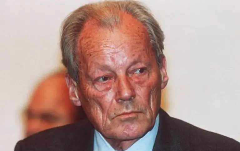 Trotz-des-schwierigen-und-in-den-80er-Jahren-abgekuehlten-Verhaeltnisses-ist-Schmidt-sich-nach-Brandts-Tod-1992-bewusst-einen-Freund-verloren-zu-haben