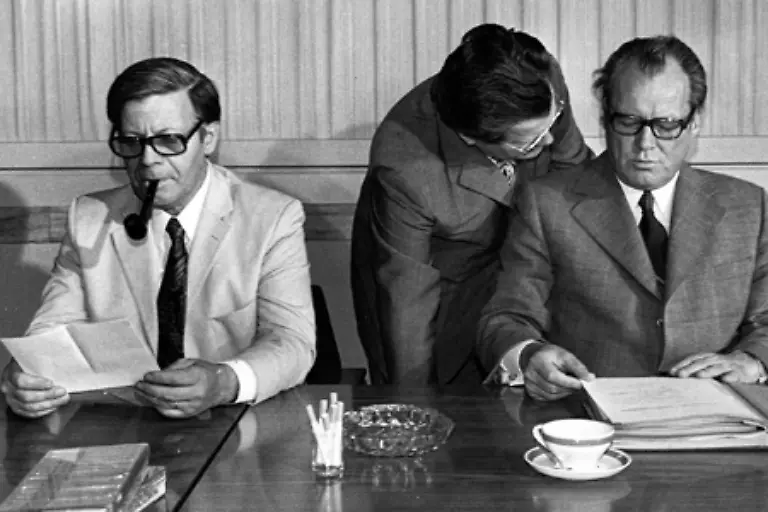 Schmidt-wird-unter-Bundeskanzler-Brandt-1972-Finanzminister-Als-dieser-wegen-der-Affaere-um-den-Stasi-Spitzel-Guenter-Guillaume-Mitte-zuruecktritt-fuer-Schmidt-ein-voellig-unzureichender-Grund-wird-der-Finanzminister-zu-seinem-Nachfolger-bestimmt