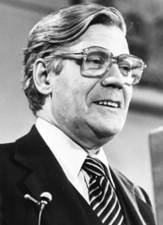 Schmidt-ist-vor-allem-besorgt-dem-Amt-und-seiner-Verantwortung-nicht-gewachsen-zu-sein-Am-16-Mai-1974-wird-er-zum-Bundeskanzler-gewaehlt-Fuer-eine-Uebergangsfrist-von-zwei-Jahren-dachte-er-Ingesamt-acht-sind-daraus-geworden