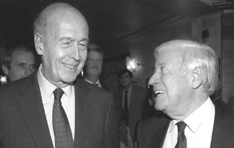 Schmidt-bezeichnet-die-insgesamt-siebenjaehrige-Zusammenarbeit-mit-dem-franzoesischen-Praesidenten-gar-als-die-gluecklichste-weil-ganz-und-gar-befriedigende-Zeit-meines-Lebens-als-Politiker