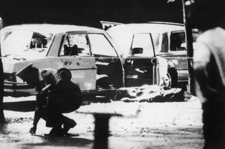 Doch-bleibt-die-Weltwirtschafkrise-nicht-die-groesste-Herausforderung-in-seiner-Zeit-als-Bundeskanzler-Nach-seiner-Wiederwahl-1976-ueberrollen-ihn-ein-Jahr-spaeter-Ereignisse-die-als-Deutscher-Herbst-in-die-Geschichte-eingehen-und-sein-Leben-fuer-immer-veraendern-werden