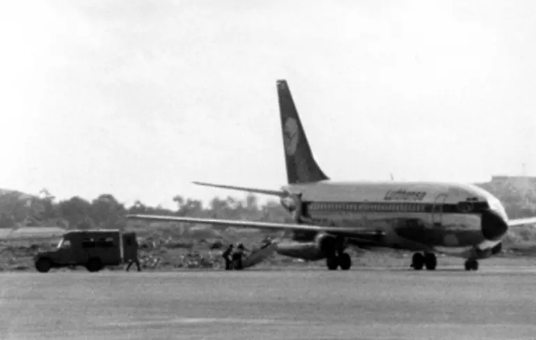 Der-Druck-auf-den-Regierungschef-wird-noch-groesser-als-im-Oktober-Palaestinenser-aus-Solidaritaet-mit-der-RAF-die-Lufthansa-Maschine-Landshut-mit-87-Menschen-an-Bord-entfuehren